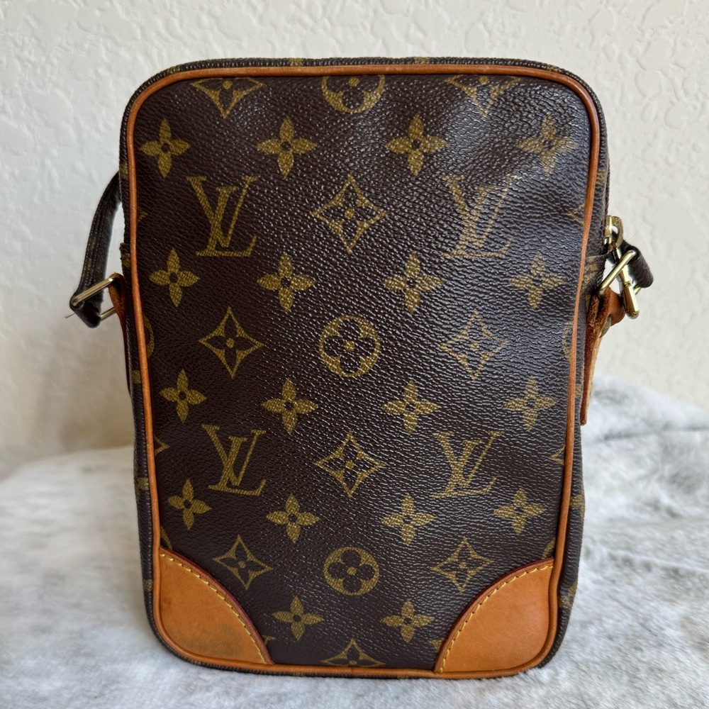 Louis Vuitton Amazone Crossbody Bag — Preloved Classic P0336 - Picture 5 of 17
